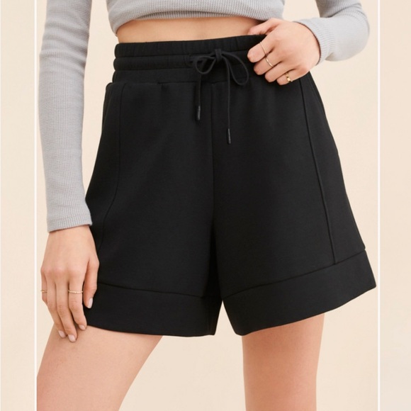 Varley Pants - Varley Alder shorts in DoubleSoft